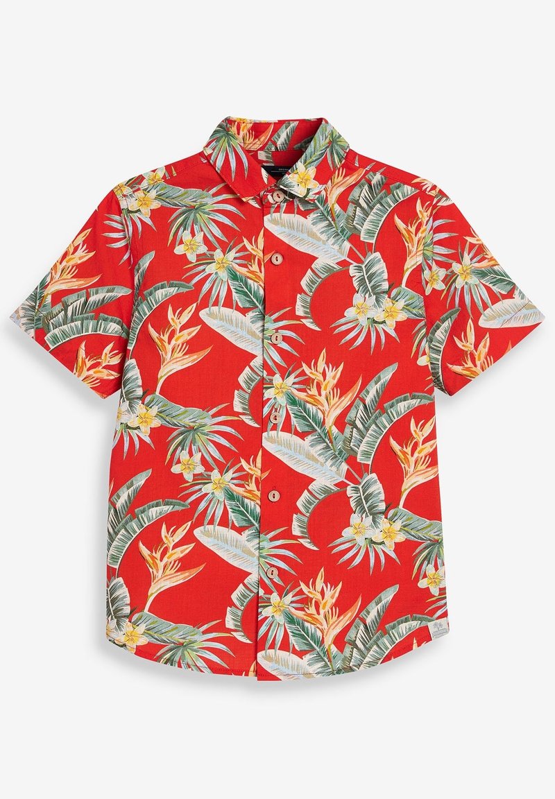 Chemise rouge à manches courtes boutonnée avec imprimé de feuilles de palmier vertes et de fleurs tropicales orange et jaune, col classique.