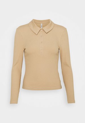 Haut polo beige à manches longues côtelées, doté d'un col et d'une patte à trois boutons, avec une silhouette ajustée et une texture lisse.