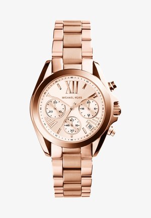 Montre-bracelet Michael Kors en or rose avec cadrans chronographes, chiffres romains, guichet date et bracelet en maillons métalliques.