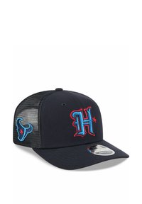 Die marineblaue Mesh Snapback-Kappe verfügt über ein auffälliges gesticktes "H"-Logo in Blau und Rot auf der Vorderseite sowie ein Stier-Logo an der Seite.