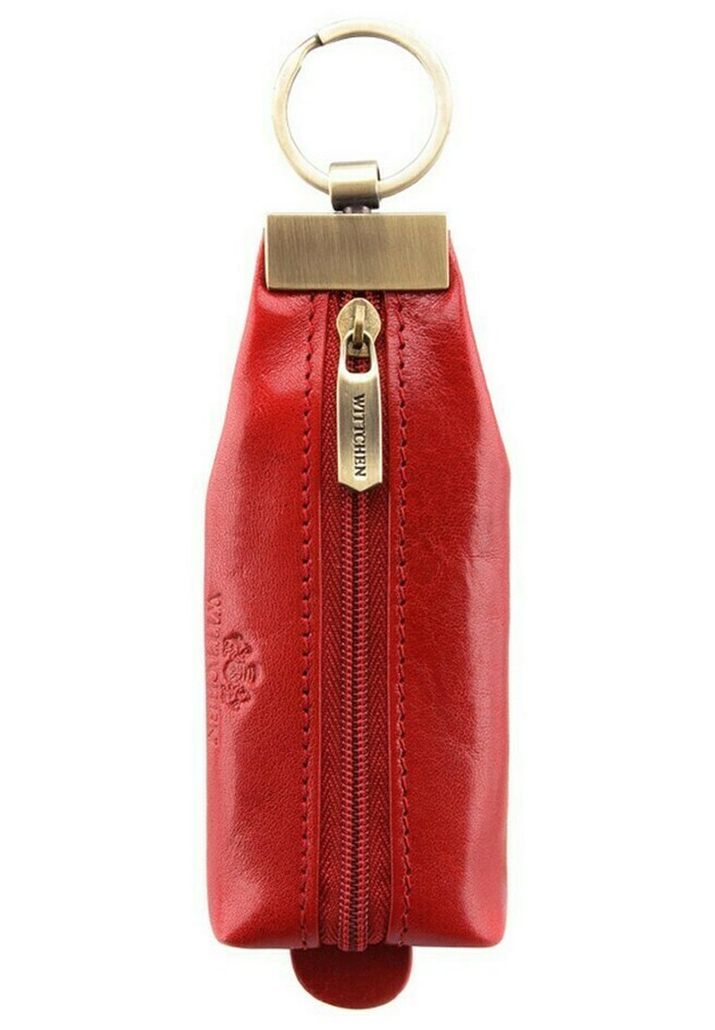 Portachiavi in pelle rossa con zip metallica, accessori in ottone e logo stampato. Design compatto e rettangolare, texture liscia.