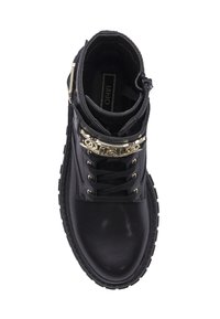 Stivale alla caviglia in pelle nera con accessori in metallo dorato, punta rotonda, stringhe frontali, collo imbottito e suola in gomma texturizzata.