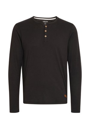 Svart langermet skjorte laget av myk stoff, med rund halslinning, knappestolpe med treknapper, og et lite logomerke ved kanten.