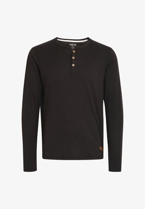 Schwarzes Langarmshirt aus weichem Stoff, mit Rundhalsausschnitt, Knopfleiste mit Holzknöpfen und einem kleinen Logotag am Saum.