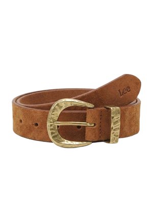 Brązowy zamszowy pasek z młotkowaną złotą klamrą, pięcioma dziurkami do regulacji i wytłoczonym napisem „Lee” na końcówce paska.