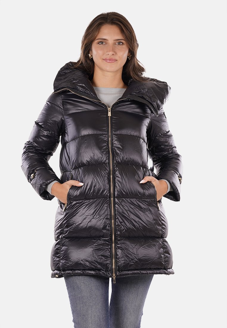 Giacca a vento nera con una texture lucida e trapuntata, dotata di un ampio cappuccio, chiusura con zip e tasche laterali. Accentuata da dettagli in oro.