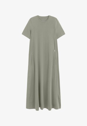 Langes, locker sitzendes Kurzarmkleid in gedämpftem Grün mit rundem Ausschnitt und Seitentaschen, gefertigt aus weichem, leichtem Stoff.