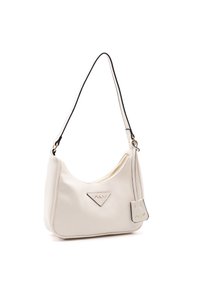 Biała syntetyczna torba o zakrzywionym kształcie, czarny pasek na ramię, złote wykończenia, teksturowany zamek błyskawiczny oraz mała metka z logo.