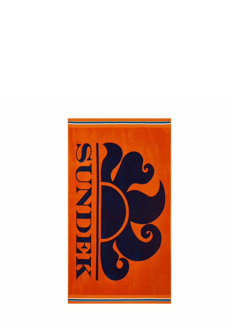 Toalla de playa naranja con un patrón floral azul marino, gran texto "SUNDEK" y acentos de rayas horizontales en azul y naranja.