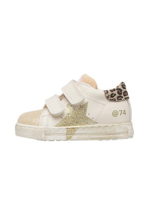 Weißer Kindersneaker mit goldenem Glitzerstern, beiger glitzernder Zehenkappe, Leopardenmuster an der Fersenlasche und zwei weißen Klettverschlüssen.