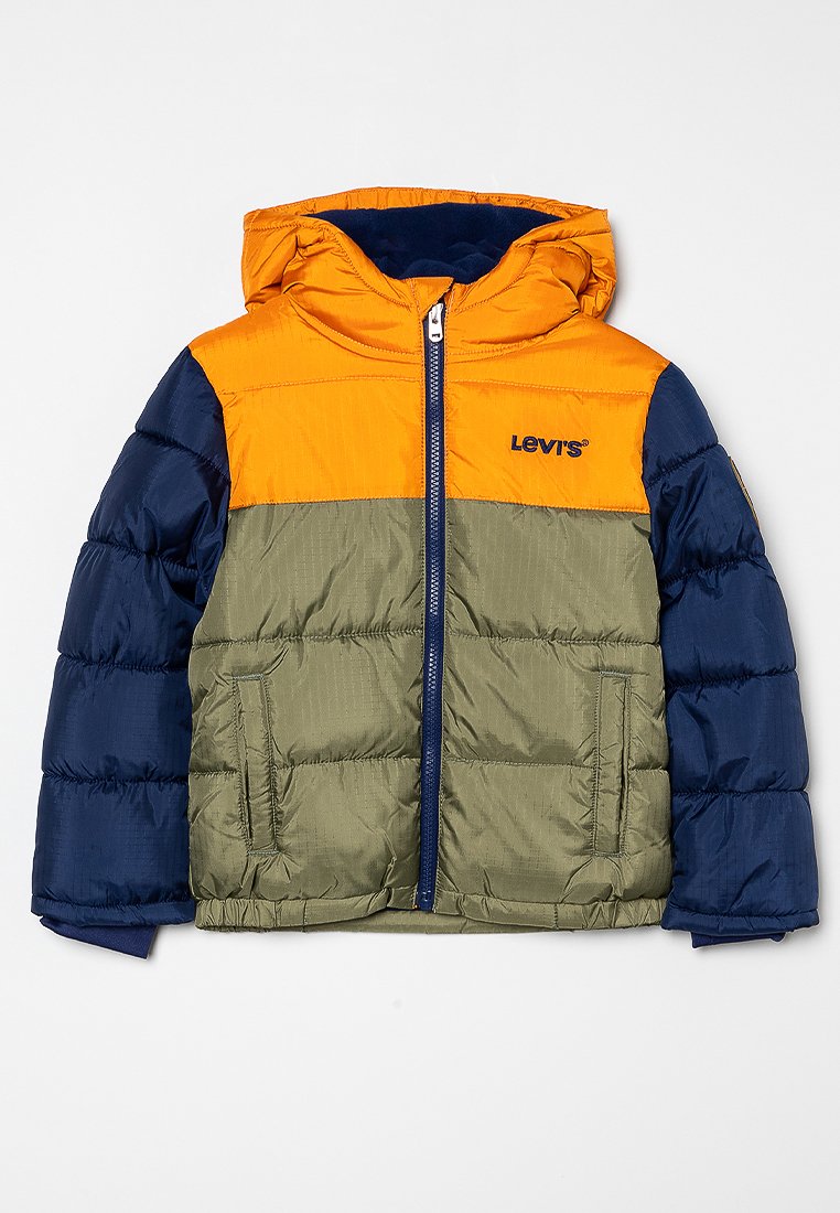 Chaqueta acolchada con capucha, con bloques de color en naranja, azul marino y verde oliva. Tiene un cierre frontal con cremallera y dos bolsillos laterales.
