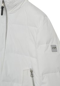 Chaqueta acolchada blanca con cremallera frontal, bolsillo con cremallera en el lateral y parche con el logotipo en la parte superior de la manga.