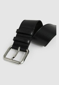 Cinturón de cuero negro con un acabado texturizado, que cuenta con una hebilla de metal plateado y tres agujeros ajustables para personalizar el tamaño.