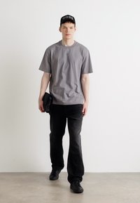 HUGO DAPOLINO - Basic póló - grey