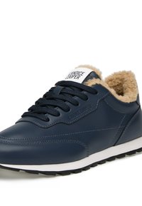 Sneakers sintetici blu navy con fodera in pelliccia, suola in gomma nera e lacci neri. Presentano un'etichetta bianca con il logo "Candice Cooper" sulla linguetta.