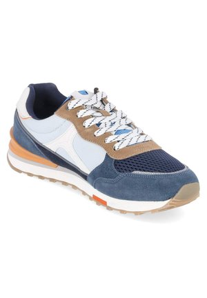 Zapatilla baja con malla azul marino, paneles de ante azul claro y tostado, cordones blancos y azules con estampado, y suela de goma gruesa con detalles naranjas.