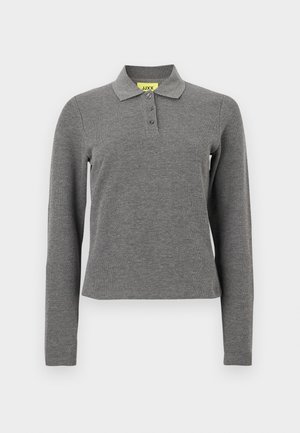 Sötétszürke kötött anyagból készült hosszú ujjú, galléros póló stílusú felső, klasszikus gallérral, háromgombos sliccel, és kissé rövidített szabással.