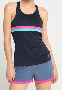 Granatowy sportowy tank top w poziome paski w odcieniach turkusu i różu; w komplecie z jasnoszarymi szortami z różowym wykończeniem. Gładki materiał, dopasowany krój.