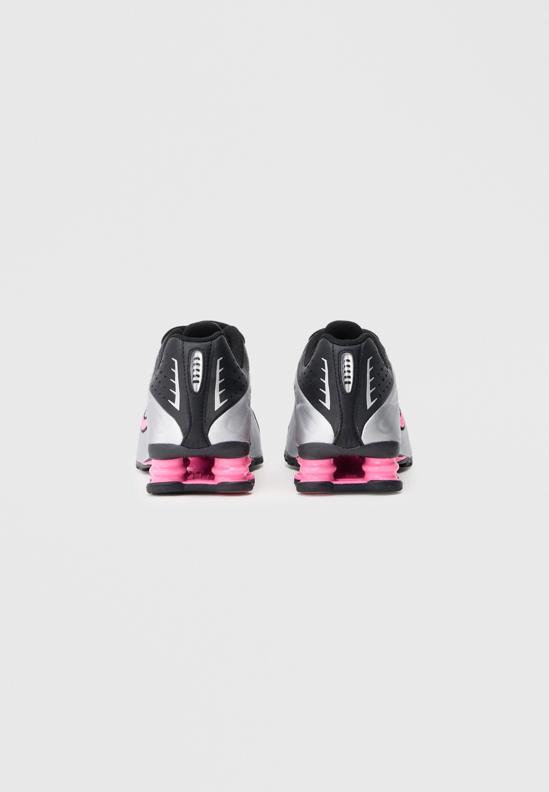Nike Sportswear SHOX R4 UNISEX - Trainers - black/silver-coloured