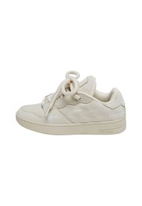 Beżowe sneakersy z teksturowaną cholewką, płaskimi sznurowadłami, wyściełanym kołnierzem i gumową podeszwą. Posiadają logo po boku oraz tonowy design.