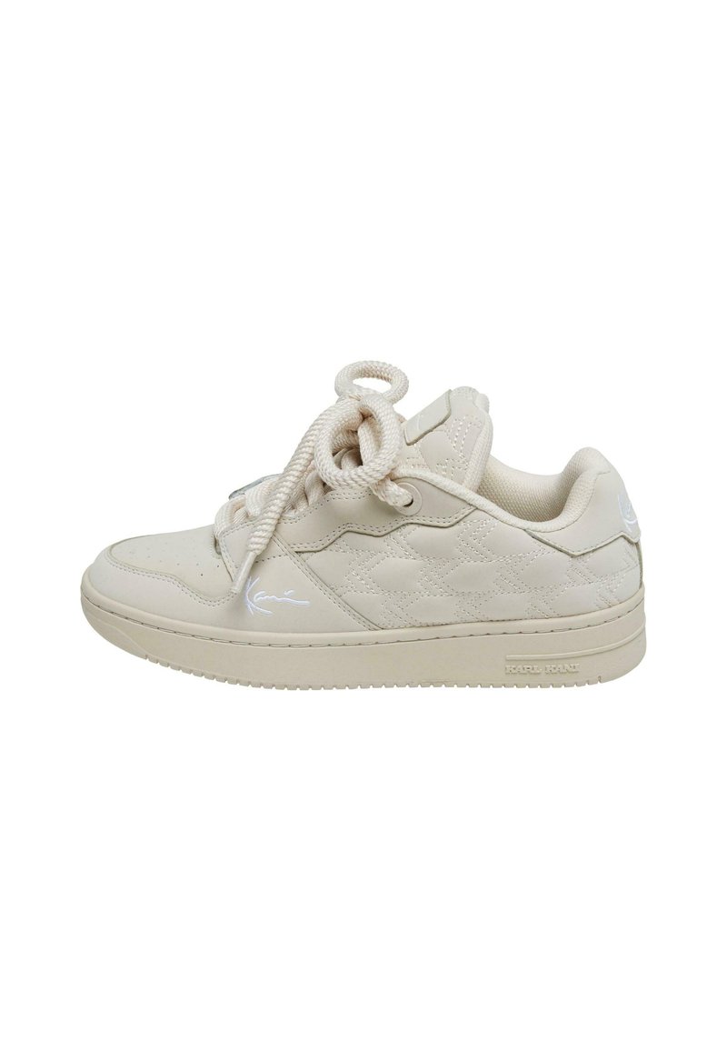 Beżowe sneakersy z teksturowaną cholewką, płaskimi sznurowadłami, wyściełanym kołnierzem i gumową podeszwą. Posiadają logo po boku oraz tonowy design.