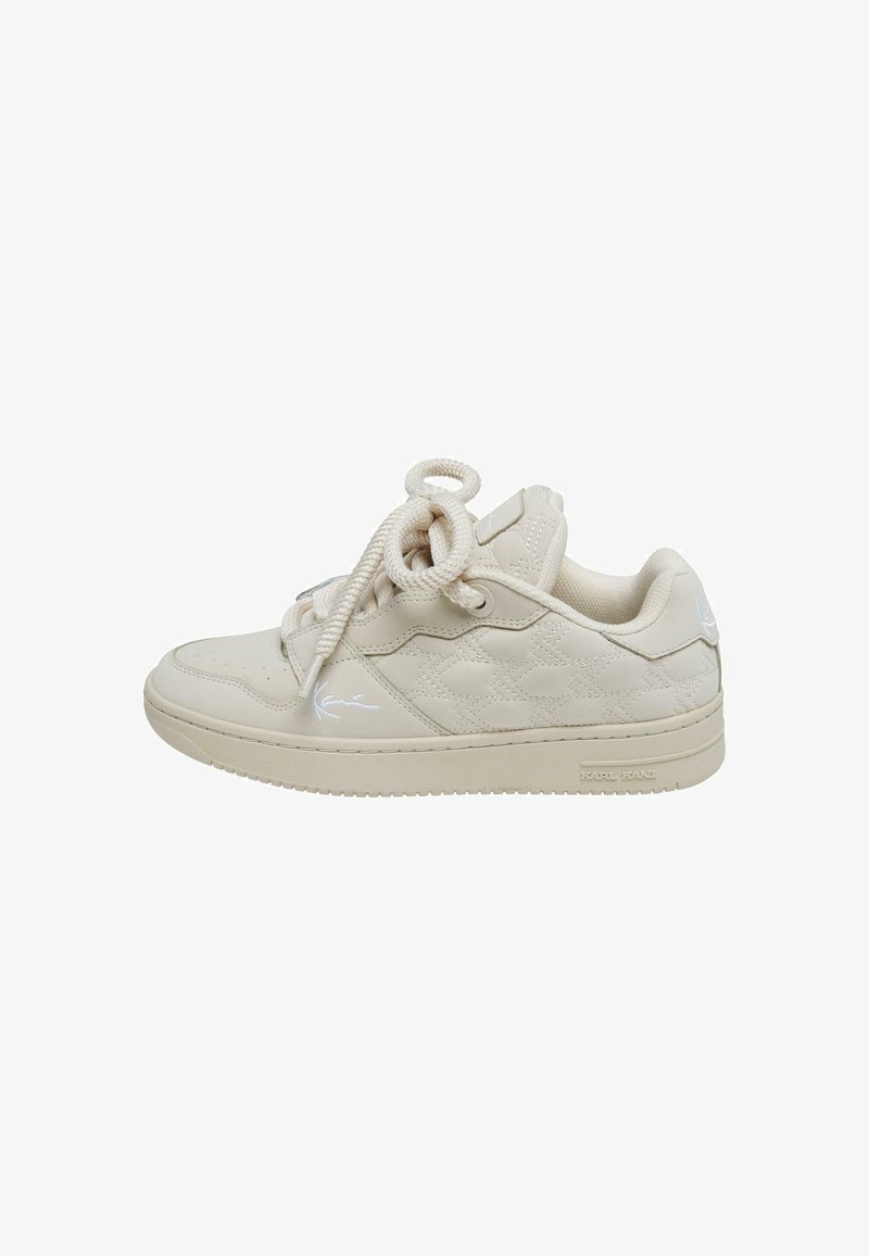 Beżowe sneakersy z teksturowaną cholewką, płaskimi sznurowadłami, wyściełanym kołnierzem i gumową podeszwą. Posiadają logo po boku oraz tonowy design.