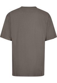 T-shirt gris à manches courtes en coton doux, avec un col rond et une coupe décontractée. Aucun logo ni motif visible.