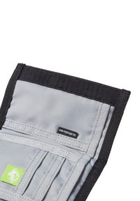 Billetera de tela gris con bordes negros, que cuenta con múltiples slots para tarjetas y etiquetas en verde y negro en contraste. Superficie texturizada con costuras seguras.
