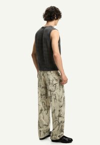 Bershka BAGGY PRINTED - Loose-jeans - evergreen