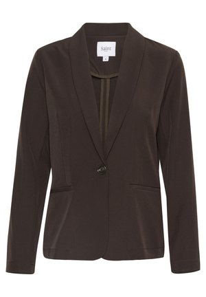 Blazer marrón con un ajuste entallado, cierre de un solo botón, solapas con muesca y dos bolsillos frontales. Tela suave con un brillo sutil.