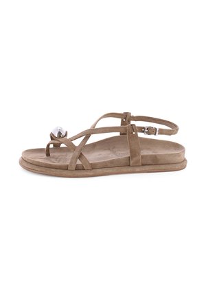 Beige Wildleder-Flachsandale mit dünnen gekreuzten Riemen, Knöchelriemen und einem metallischen Kugeldetail an der Zehenschlaufe.