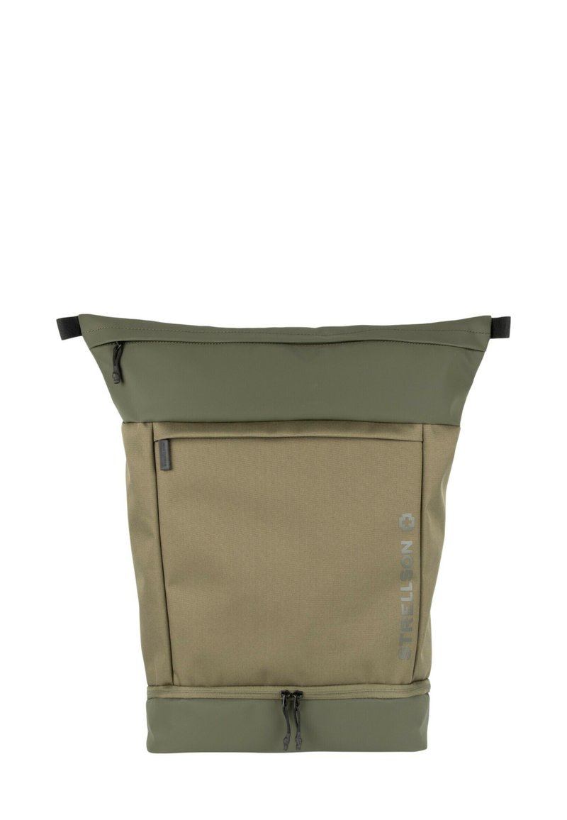 Zelena torba s preklopom, teksturiranim telesom, z zadrgami in gladkim dnom. Ima logotip in nastavljive naramnice za nošenje.