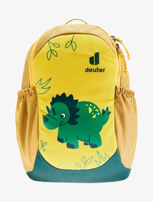 Sárga hátizsák dínó grafikával, tartós anyagból készült. Zöld alja és oldalán hálós zseb található. A márka logója jól látható helyen van.