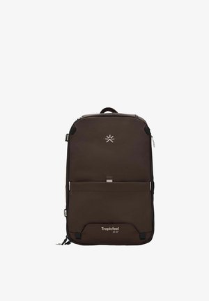 Bolsa de viaje rectangular de color marrón oscuro con asa, compartimentos con cremallera y texto "Tropicfeel 22-32" en el bolsillo frontal inferior.