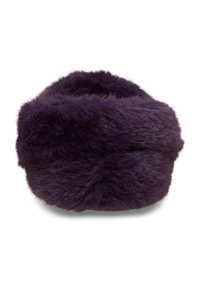 Sombrero de peluche morado con una textura suave, forma redonda y una banda ancha. Presenta un acabado aterciopelado y un color intenso.
