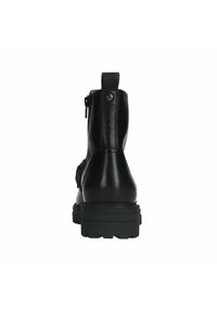 Stivale alla caviglia in pelle nera con finitura testurizzata, zip posteriore, punta arrotondata e suola spessa. Caratterizzato da un anello per un indossamento facile.