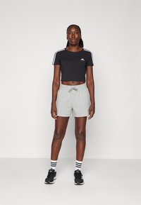 adidas Sportswear ESSENTIALS SMALL LOGO SHORTS - Calções desportivos - medium grey heather