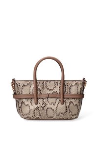 Borsa in pelle stampa serpente color cuoio con due manici superiori arrotondati e tracolla a catena removibile. Presenta un dettaglio in pelle marrone intorno al centro.