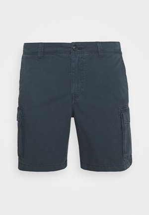 Shorts cargo gris foncé avec bouton et fermeture éclair à l'avant, passants pour ceinture, et poches à rabat de chaque côté.