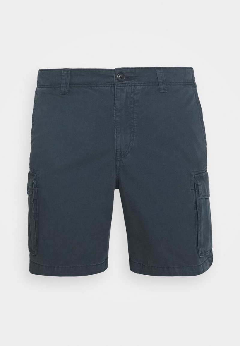 Shorts cargo gris foncé avec bouton et fermeture éclair à l'avant, passants pour ceinture, et poches à rabat de chaque côté.