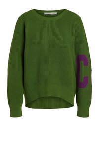 Pull en maille verte à manches longues avec poignets côtelés, arborant un lettrage "C" violet sur la manche gauche et un ourlet légèrement incurvé.