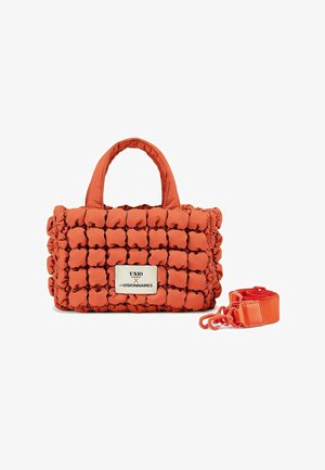 Borsa a tracolla arancione imbottita con superficie testurizzata e forma rettangolare. Include due manici corti e una tracolla rimovibile. Dettaglio del logo ben visibile.