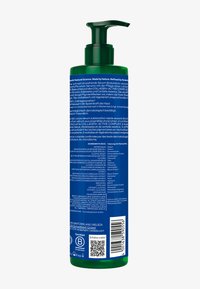 Grüne Kunststoffpumpflasche mit blauer Etikette; runde Form; enthält feuchtigkeitsspendendes Körperserum; auffälliger Text, der die Inhaltsstoffe und die Anwendung beschreibt.