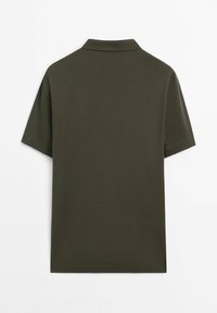 Polo vert olive foncé, manches courtes, col classique, texture lisse, ourlet plat, sans motifs visibles ni détails métalliques.