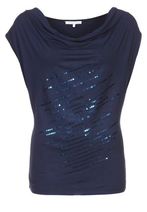 Haut bleu marine à manches courtes avec col bénitier et bandes diagonales brillantes en sequins bleus sur le devant.