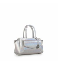 Borsa in metallo argento con due manici, tasca frontale e charm rimovibile. Texture liscia con una forma rettangolare strutturata.
