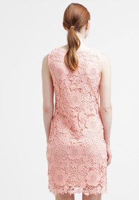 Wallis Vardagsklänning - coral