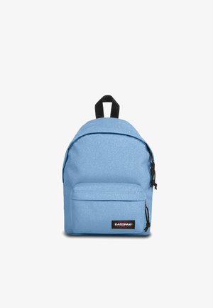 Zaino azzurro chiaro con tessuto testurizzato, scomparto principale con zip, tasca frontale e dettagli neri, comprese le cinghie delle spalle e le zip.