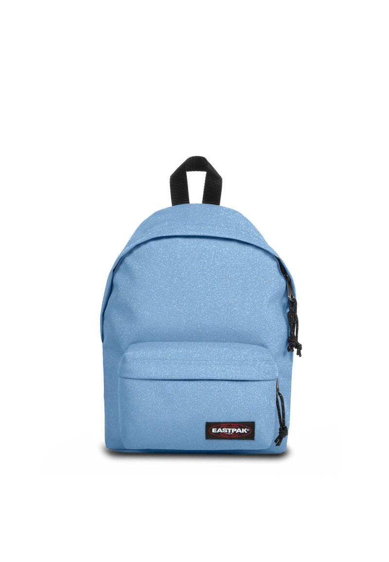 Mochila azul clara con una tela texturizada, compartimento principal con cremallera, bolsillo frontal y acentos negros, incluyendo las correas para los hombros y las cremalleras.