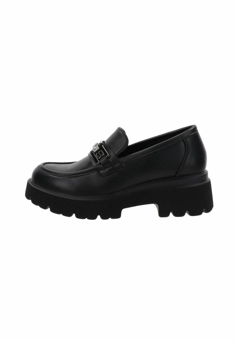 Mocasines de cuero negro con suela gruesa, que presentan un detalle decorativo de hebilla, textura suave y diseño de punta redonda.